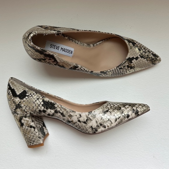 Steve Madden “Savy” Pointed Toe snake Print Block Heels in Gold | NWT (Size 7) - Picture 3 of 8